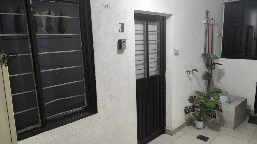 Imagen pequeña de la puerta de entrada a la habitación