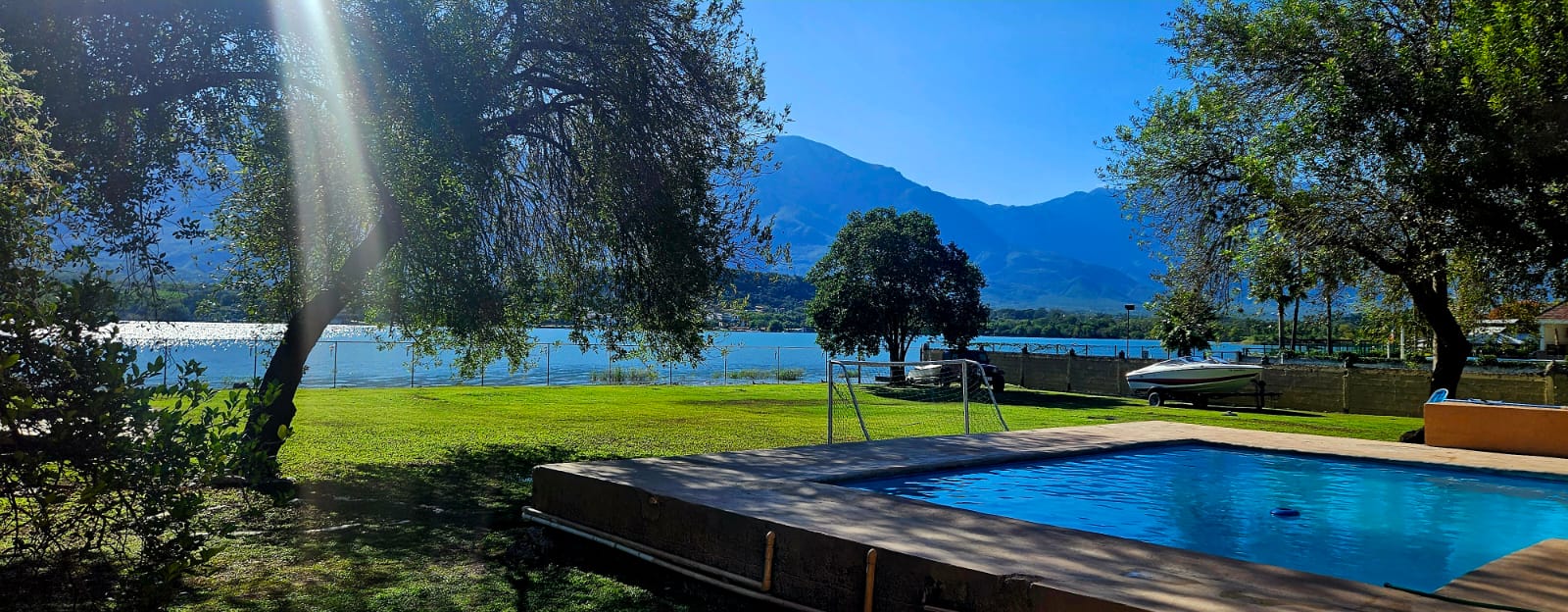 Vista dentro de la quinta Paraiso donde se ve parte de la alberca, el jardín y la presa de la bocaí